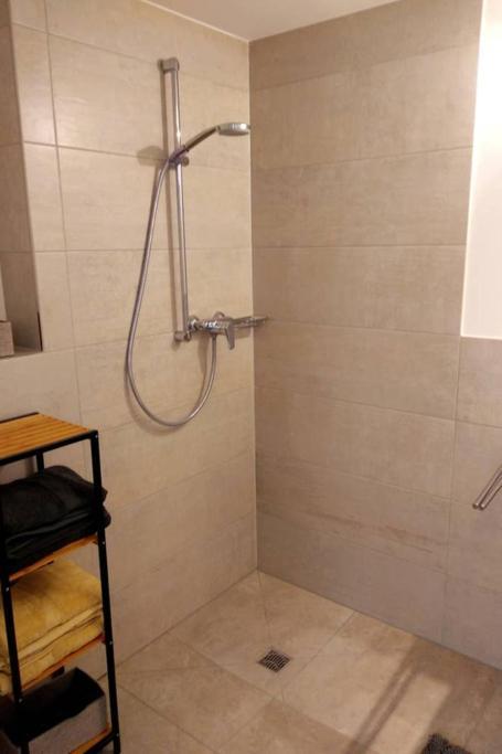 Pearl Studio Apart - King Bed - Netflix - Projector - Fast Wi-Fi Trier Bagian luar foto
