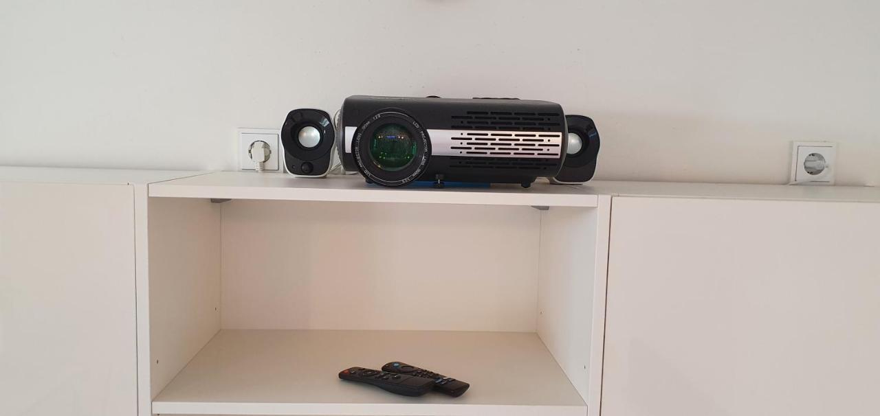 Pearl Studio Apart - King Bed - Netflix - Projector - Fast Wi-Fi Trier Bagian luar foto